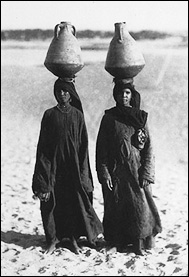 Beduinkvinnor i svarta dräkter
